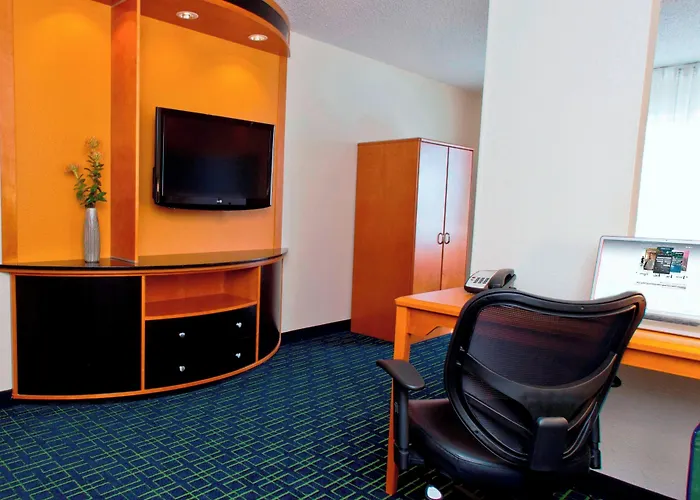 Fairfield & North/plainfield Hotel